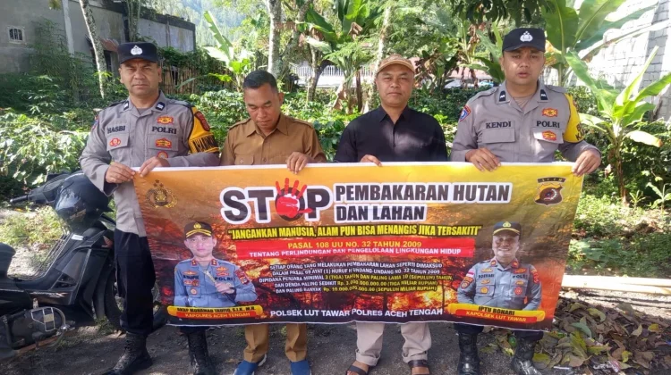 Personel Polres Aceh Tengah Pasang Spanduk Imbauan Cegah Karhutlah