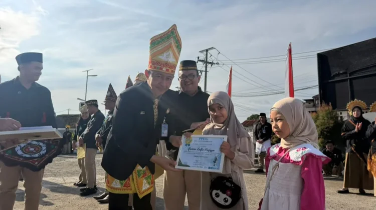 Konsisten Isi Program Idola, Pengisi Acara Cilik RRI Takengon Terima Penghargaan