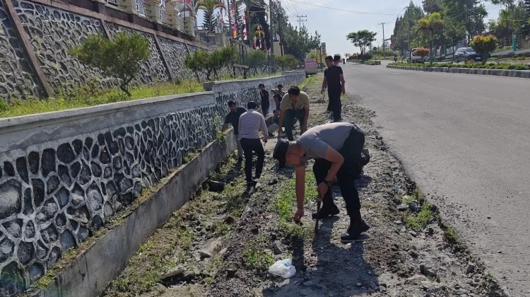 Personel Polres Bener Meriah Laksanakan Kurve, Ciptakan Lingkungan Bersih