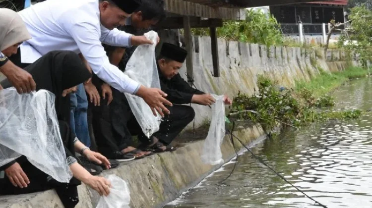 Wabup Muchsin Tebar 50 Ribu Benih Ikan Nila