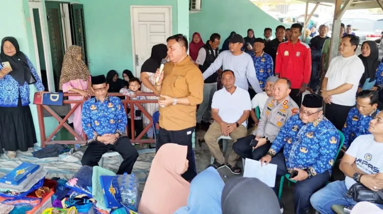 Bupati Aceh Tenggara Serahkan Bantuan Masa Panik Korban Kebakaran
