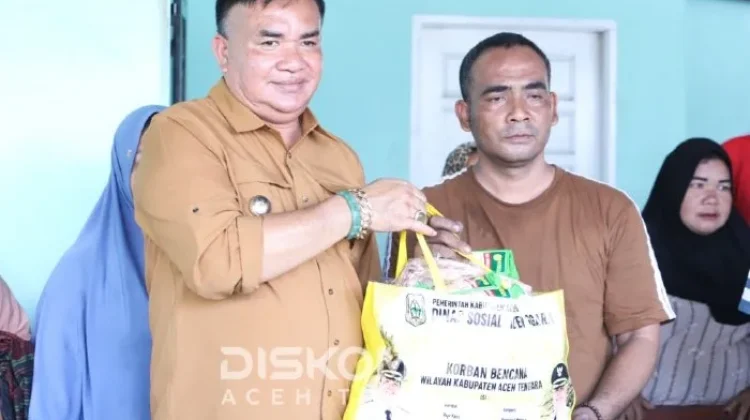 Bupati Fakhry Serahkan Bantuan Masa Panik untuk 13 KK