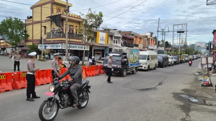 Polisi Aceh Tengah Turun ke Jalan Atur Arus Lalu Lintas