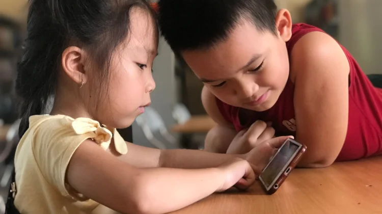 Gawai untuk Menenangkan Anak Perlu Dibatasi