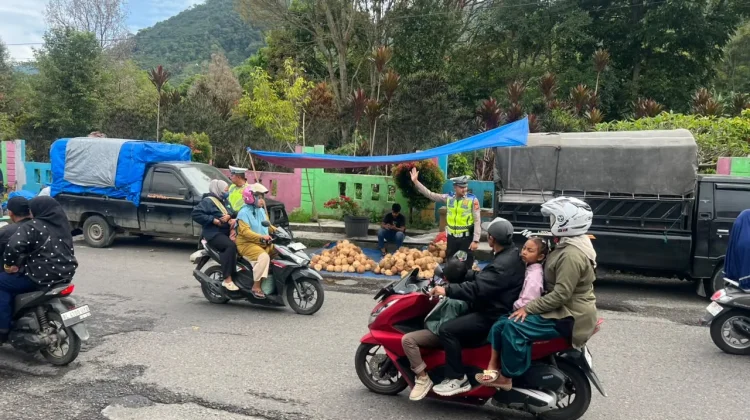 Satlantas Polres Bener Meriah Hadir di Pasar Tumpah Atur Lalin