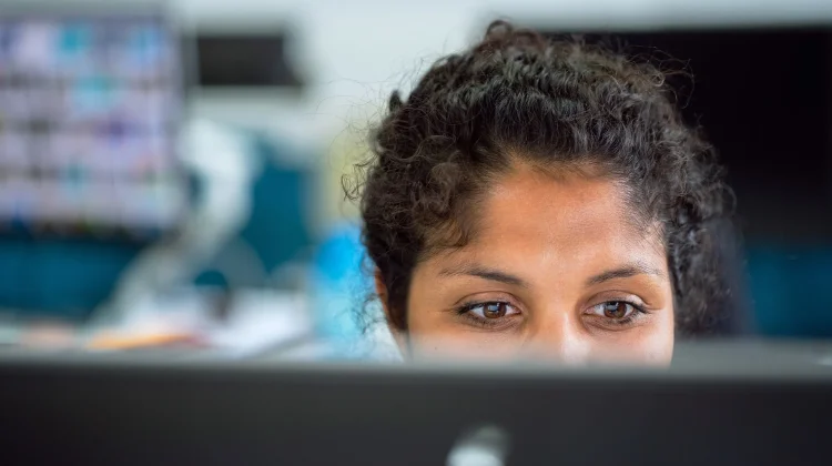 Terlalu Lama di Depan Layar? Waspadai Computer Vision Syndrome