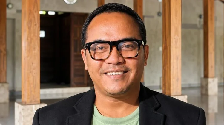 Imam Besar Dunia dan Imam Kecil di Kampung