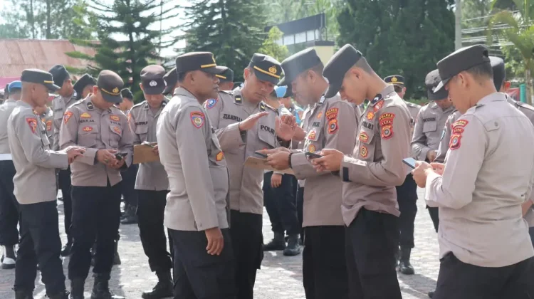 Antisipasi Penyalahgunaan Medsos, PJU Polres Bener Meriah Periksa HP Personil