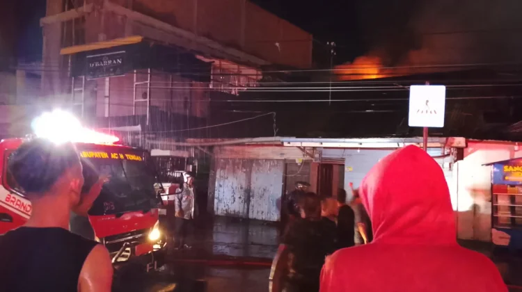 Dua Rumah Lantai Dua Terbakar di Kampung Kemili Bebesen