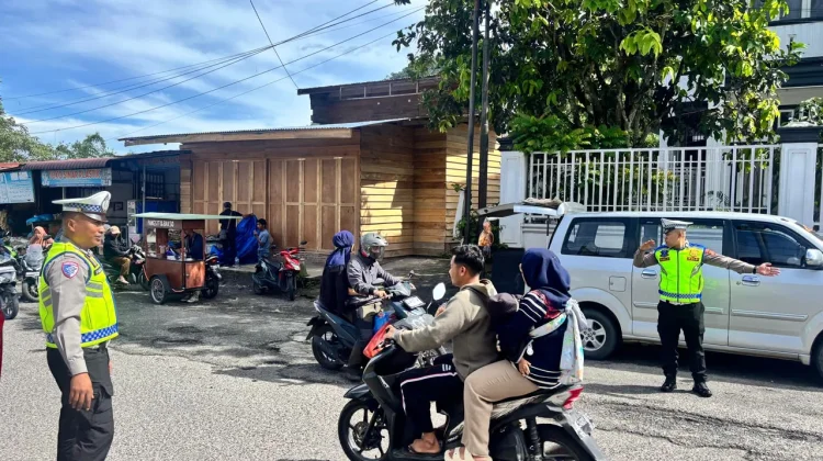 Satlantas Polres Bener Meriah Atur Arus Lalu Lintas di Pasar Tumpah Simpang Balik