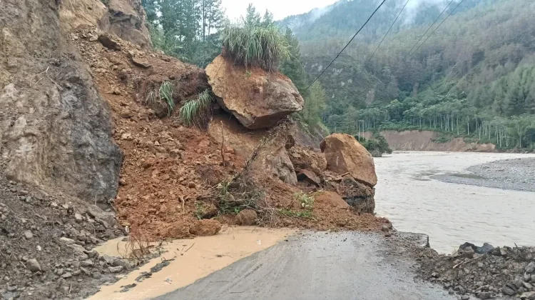 Longsor Agusen Berhasil Disingkirkan, Kini Giliran Jalan Ketukah Longsor