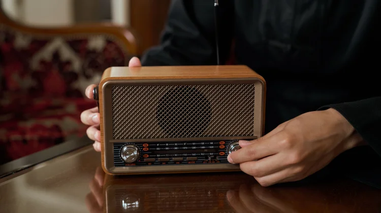 Ketika Radio Tetap Menemani di Era Digital