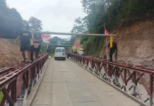 TNI Pasang Portal Pembatas untuk kendaraan di Jembatan Tenge  Besi