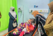 Nakes Dirujuk ke RSZA, Ketua TP-PKK Bener Meriah Berikan Bantuan