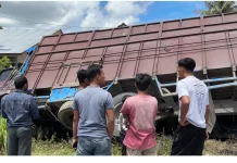 Diduga Rem Blong, Truk Hantam Dua Mobil  dan Tiga Motor di Pante Raya