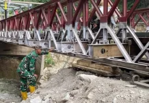 Babinsa  Cek Kelayakan Jembatan Bailey  Tenge Besi