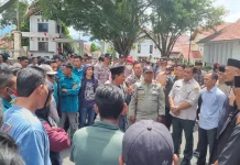 Masyarakat Ketol Demo DPR