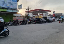 Warga Takengon Panik Antri BBM di SPBU