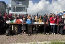 Tebar Berkah Ramadhan, DWP RRI Takengon Berbagi Takjil Gratis