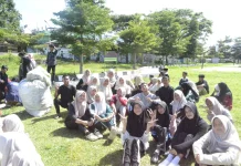 Ratusan Pelajar Bersihkan Sampah di Lapangan Musara Alun