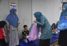 PKK Bener Meriah Bagi Takzil di Huntara Gajah Putih
