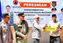 Warga Kampung Kuning Kurnia Gayo Lues Terima Kunci Huntara