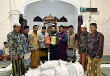 Penyerahan 400 Paket Lebaran di Lokop Serbejadi Berlangsung Penuh Haru