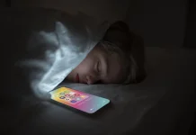 Tidur di Samping Smartphone: Kebiasaan Sepele yang Mengintai Kesehatan