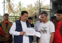 Bupati Haili Salurkan Bantuan untuk Korban Kebakaran di Linge