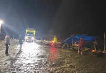 Personel Pos PAM Simpang Lancang Laksanakan Pengaturan Lalu Lintas Malam Hari