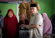 Bupati Fakhry Salurkan ZIS di Lawe Bulan