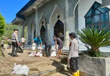 Polres Aceh Tengah Gotong Royong di Masjid