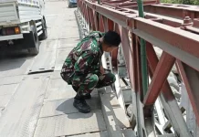 Babinsa Cek Kondisi Jembatan Umah Besi
