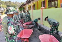 Cegah Luapan, TNI Bersihkan Saluran Air