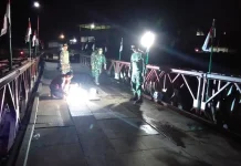 TNI Perbaiki Galangan Jembatan Bailey Umah Besi