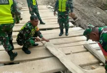 Anggota Koramil 04/PRG Perbaiki Akses Jalan Masyarakat