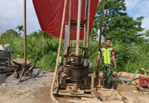 Babinsa Monitoring Pengeboran Sumur Bor Huntara