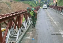 Babinsa Rutin Cek Jembatan Bailey