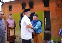 Wabup Muchsin Salurkan Bantuan Masa Panik ke Korban Kebakaran di Bintang