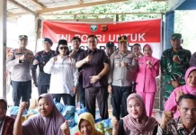 Bupati Fakhri Salurkan Ratusan Paket Sembako untuk Korban Banjir