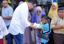 Bupati Aceh Tengah Beri Motivasi dan Hadiah Untuk Siswa Tiga SD di Pegasing