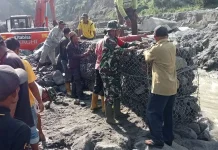 Sinergi TNI, NGO dan Warga Bangun Jembatan Sementara Suka Jadi
