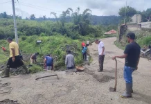 Warga Desa Asir-Asir Gotong Royong Bersihkan Lingkungan