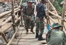 TNI dan Warga Perbaiki Jembatan Darurat Wih Kanis