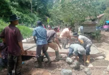 Polisi dan Warga Gotroy Bangun Jembatan Darurat di Rusip Antara