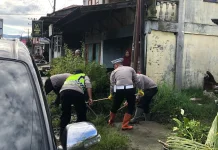 Antisipasi Banjir, Polisi di Takengon Gotroy Bersihkan Drainase