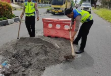 Antisipasi Kecelakaan, Satlantas Polres Bener Meriah Tambal Jalan Berlubang