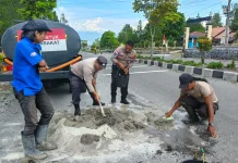 Sat Lantas Polres Bener Meriah Tambal Jalan Berlubang
