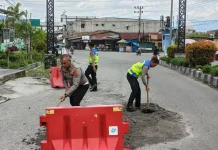 Sat Lantas Polres Bener Meriah  Tambal Jalan Berlubang