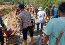 Polsek Mesidah Bersama Masyarakat  Gotong Royong Perbaiki Akses Jalan Antar Desa